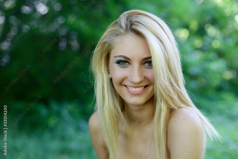 Naklejka premium Young girl in nature
