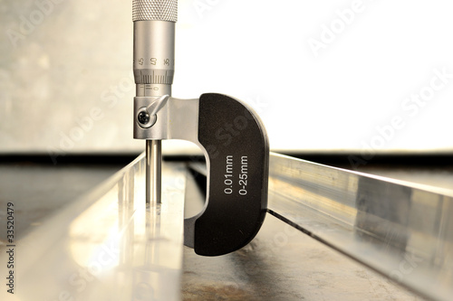 Schilderij op canvas The micrometer measures a steel profile
