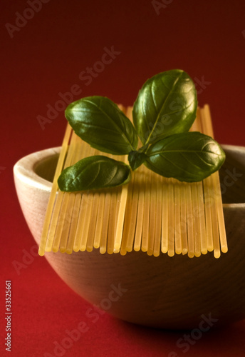 Spaghetti z bazylią na czerwonym tle