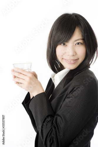 水を飲む女性社員