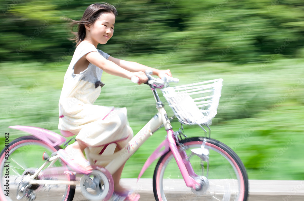 Obraz premium 自転車に乗る女の子