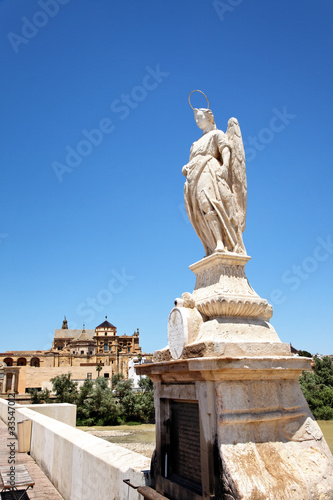 Statue auf der Puente Romano mit Mezquita, Cordoba/Spanien