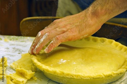 Finishing the edge of a pie crust