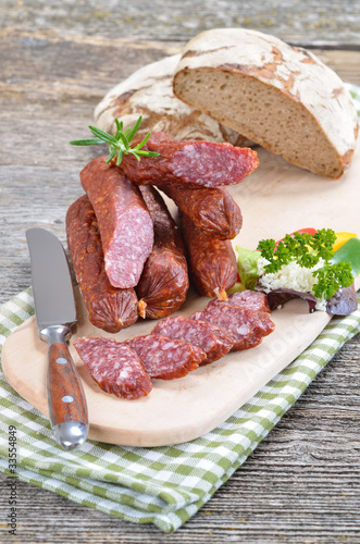 Rustikale Kamiwurzenbrotzeit mit frischem Meerrettich