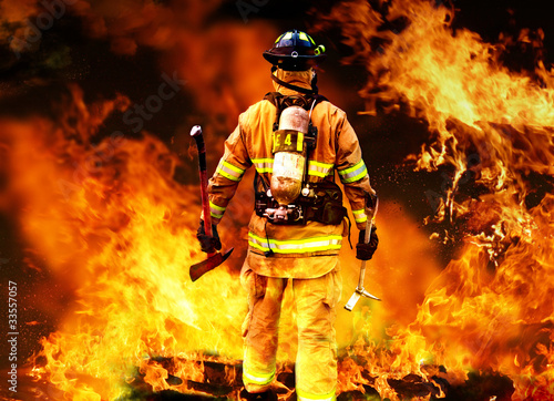 Leinwand Poster Im Feuer sucht ein Feuerwehrmann nach möglichen Überlebenden