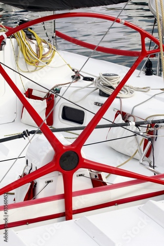 Barca a vela da regata- Ruota timone e pozzetto © giupax