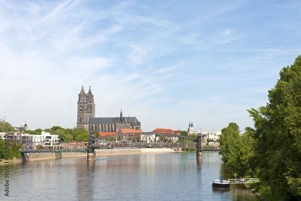 Die Hubbrücke und der Dom in Magdeburg