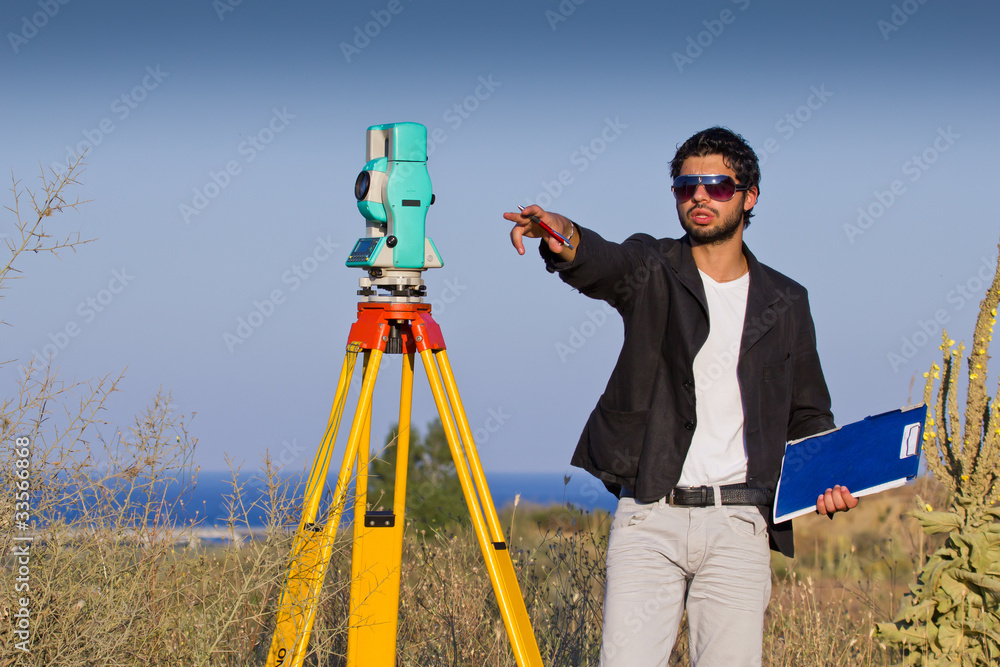 Ragazzo Geometra e Rilievi Topografici in campagna