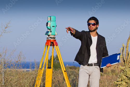 Obraz na płótnie Ragazzo Geometra e Rilievi Topografici in campagna w salonie