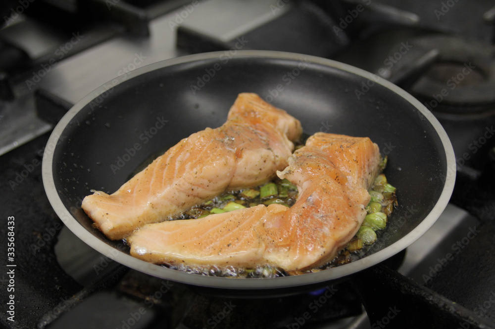 Fototapeta premium Lachs in Pfanne