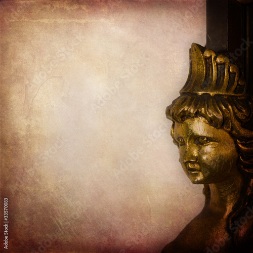 Statua antiuca di bronzo su texture retro photo