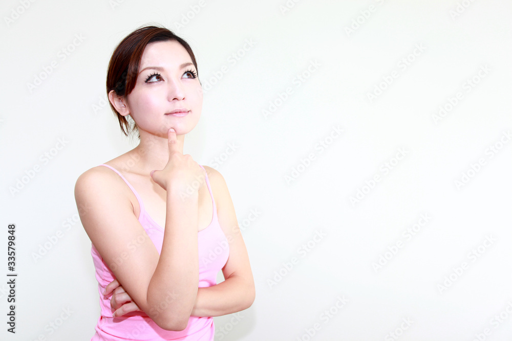 寛いだ表情の女性