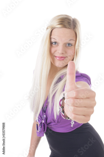 Hübsche blonde Frau macht 'Daumen hoch'-Geste © runzelkorn
