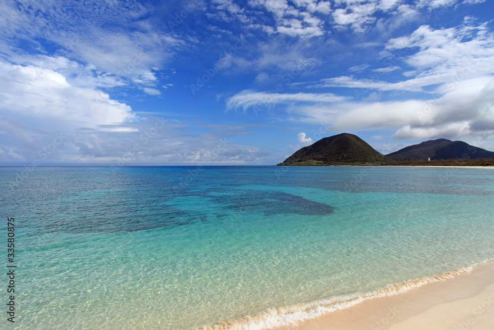 伊平屋島の美しく澄んだ珊瑚礁の海と夏の空