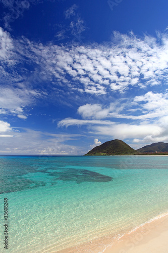 Fototapeta Naklejka Na Ścianę i Meble -  美しいサンゴ礁の海と青い空