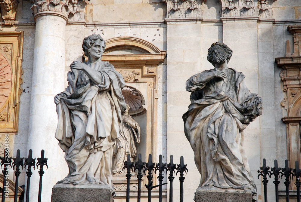 Zwei Heilige Statuen vor Jesuitenkirche Krakow