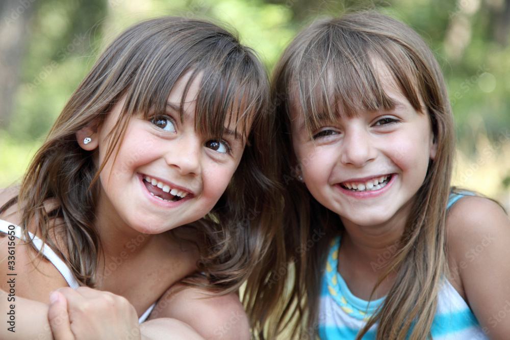 Fototapeta premium Les 2 copines de la forêt (été - filles - 5-6 ans)