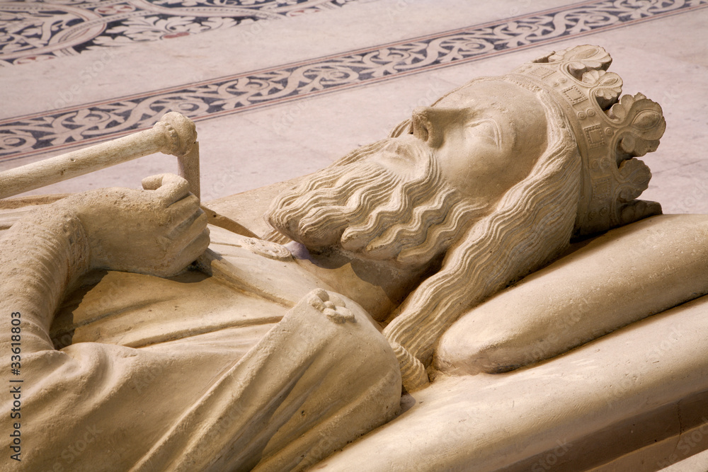 Obraz premium Paris - Tomb of king from Saint Denis gothic cathedral