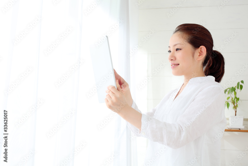 タブレットPCを使う女の子