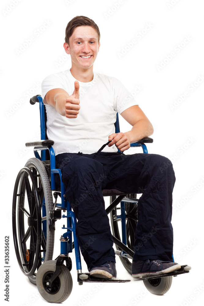 jugendlicher im rollstuhl hält daumen hoch StockFoto Adobe Stock