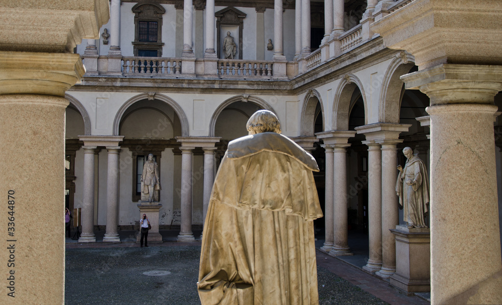 Fototapeta premium Statua nel cortile dell'accademia