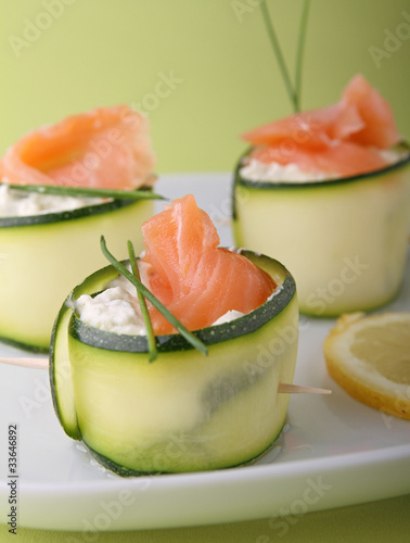 roulé de concombre à la crème et au saumon photo