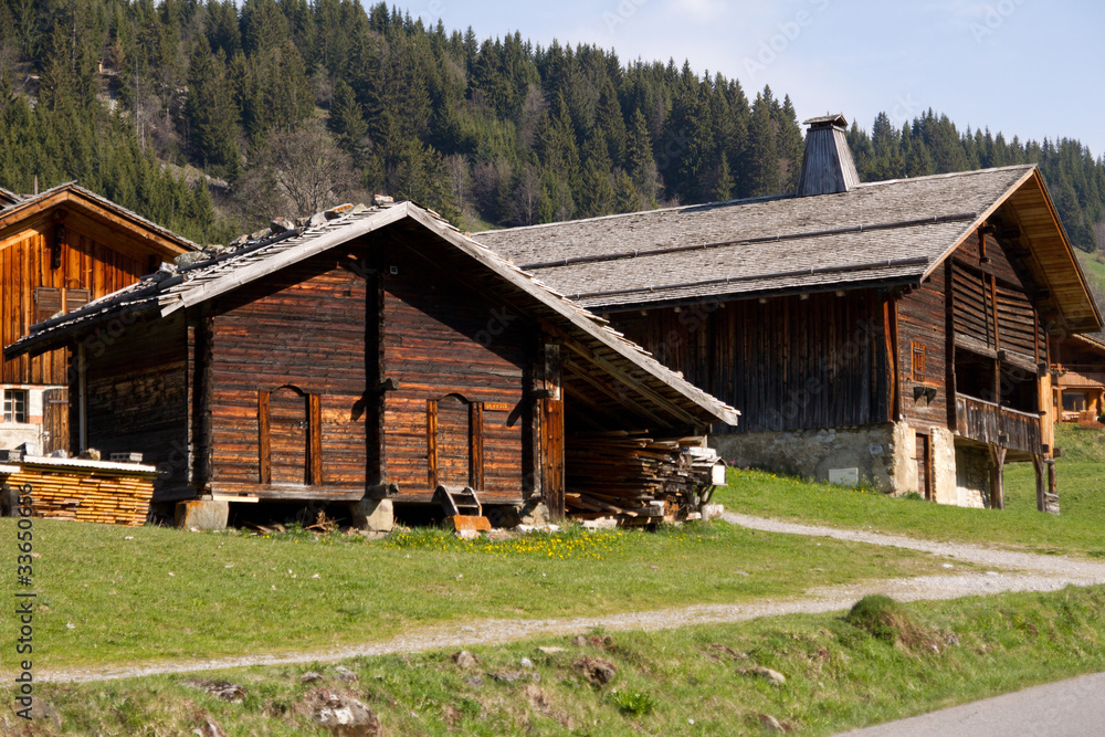 Obraz premium Mazot i tradycyjny domek. Konflikty. La Clusaz.