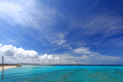 美しいサンゴ礁の海と青い空