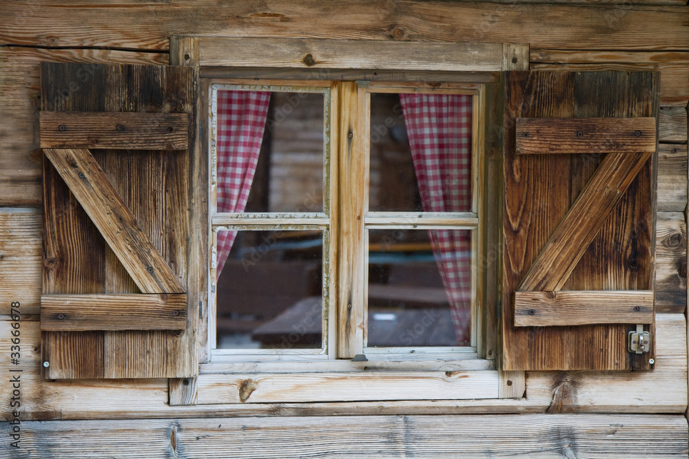 Fototapeta Okno górskiej chaty w Południowym Tyrolu