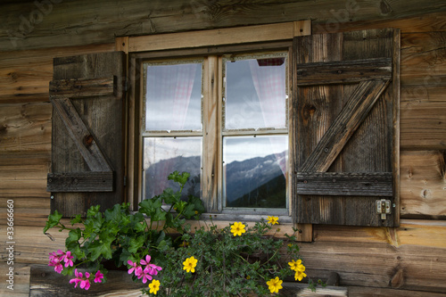 Fenster einer Bergh  tte in S  dtirol