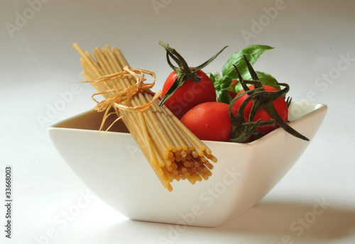 Spaghetti i pomidory koktajlowe