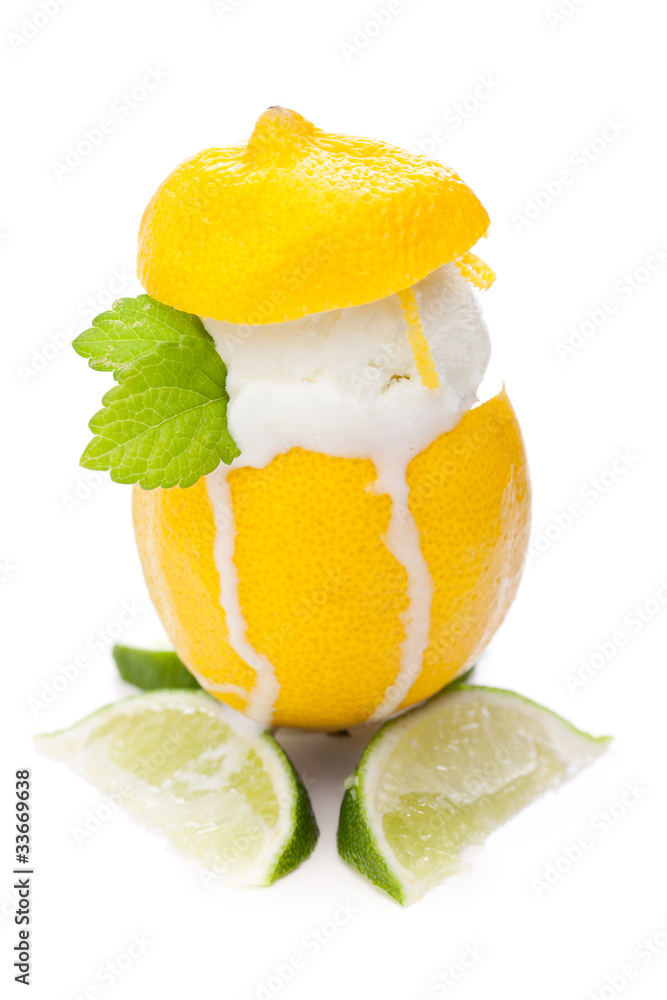 Mit Zitronensorbet gefüllte Zitrone und Blatt Melisse Stock Photo Adobe Stock