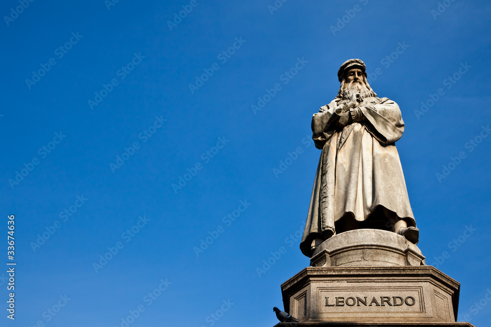 Fototapeta premium Milan - Italy: Leonardo Da Vinci statue