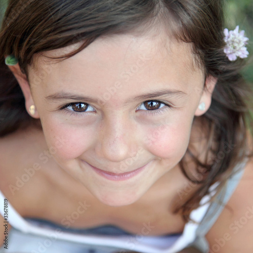Slika na platnu Tendre sourire d'une petite canaille (fille 5-6 ans)