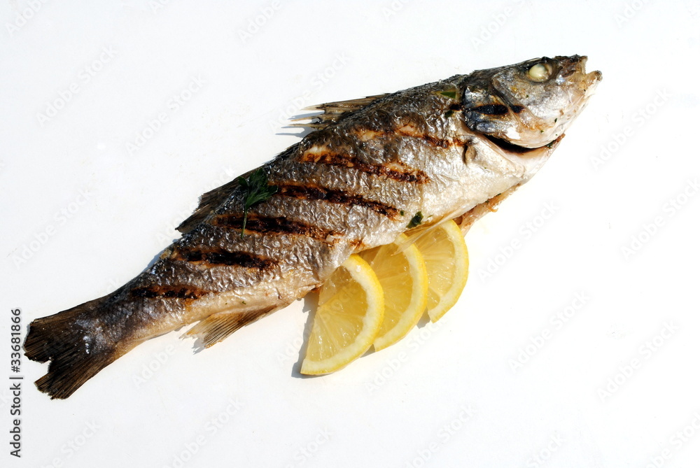 pesce cotto alla griglia con fette di limone Stock Photo | Adobe Stock