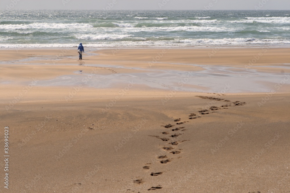 Fußspuren im Sand und Person am Sandstrand in Island
