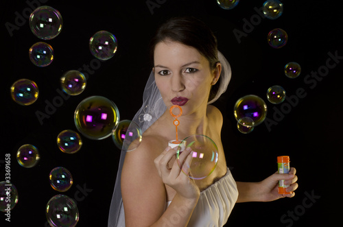 Braut spielt mit Seifenblasen