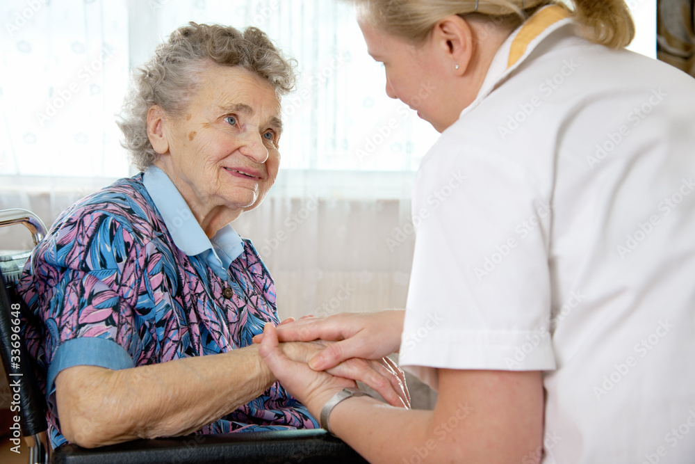 Obraz premium Senior woman with her home caregiver