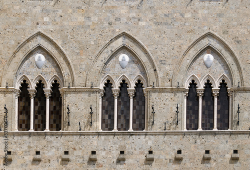 tre trifore con colonne a Siena in Toscana photo
