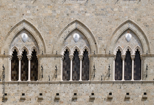 tre trifore con colonne a Siena in Toscana
