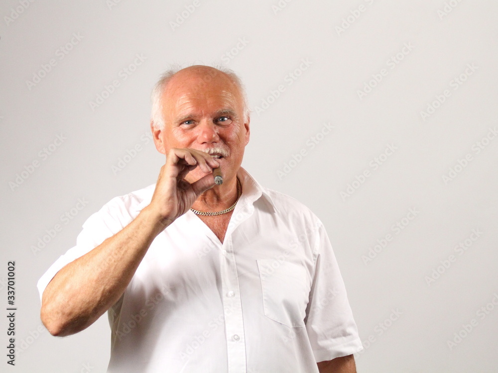 Ein Mann raucht Zigarre Ein Mann raucht Zigarre