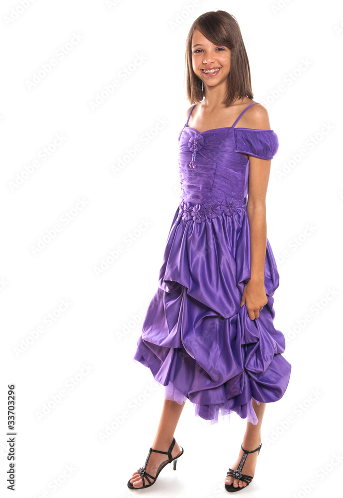 adolescente élégante en robe violette adolescente élégante en robe violette