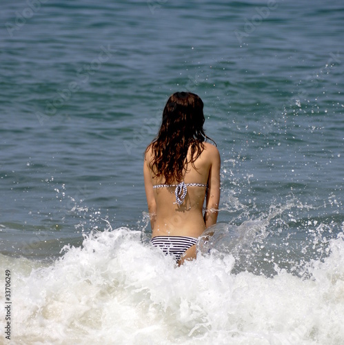 Jeune femme dans les vagues