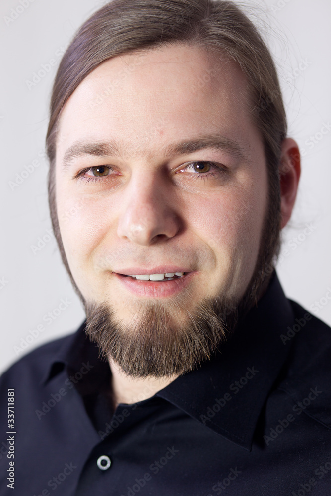 Obraz premium Portrait eines jungen Mannes mit Bart