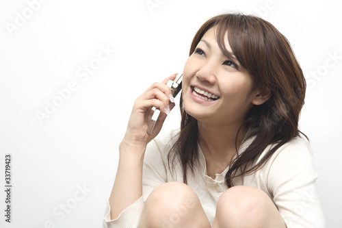 携帯電話で話をする女性