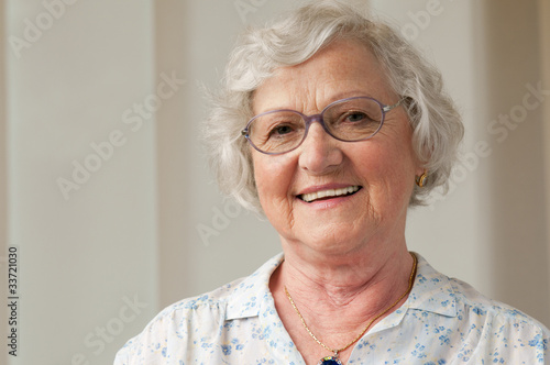 Canvastavla Smiling senior woman closeup