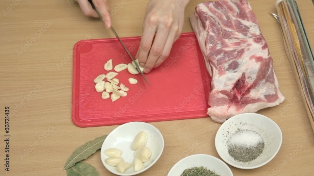 Preparation of garlic for marinating meat Preparation of garlic for marinating meat