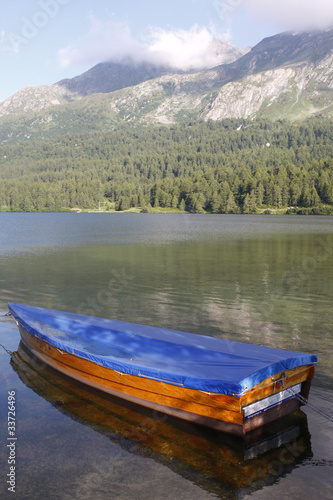 Barca e lago alpino