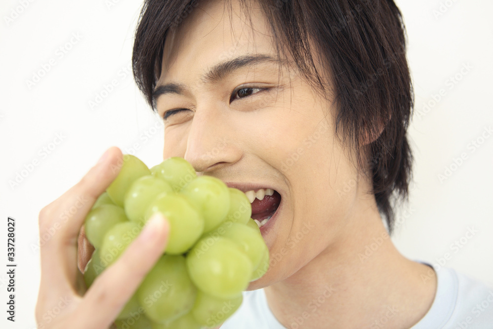 ぶどうを食べる男性 ぶどうを食べる男性
