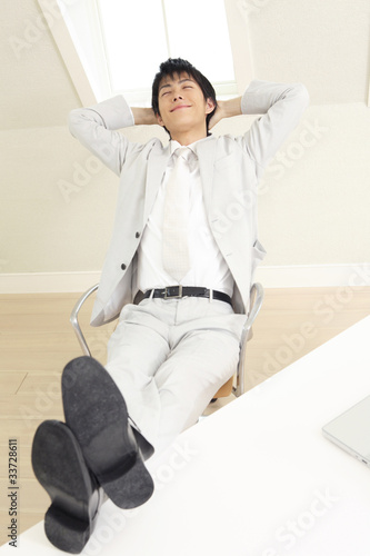 机に足を乗せるビジネスマン Stock Photo Adobe Stock 机に足を乗せるビジネスマン Stock Photo Adobe Stock